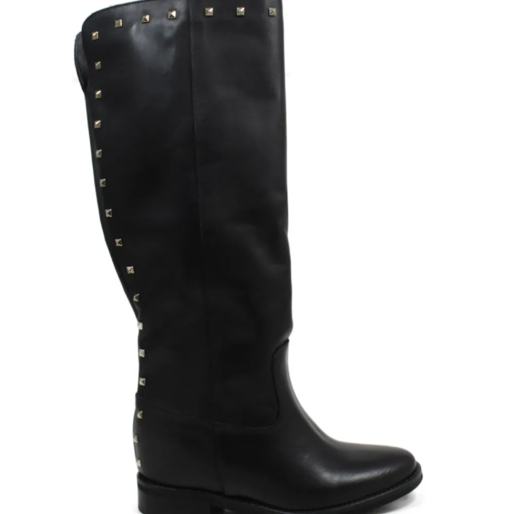 stivali_alti_con_zeppa_in_0-3.webp Stivali E Scarpe Con Zeppa | Stivali Invernali | Personal Stivali alti con zeppa interna e borchie piramidali "V14" - Pelle Nero