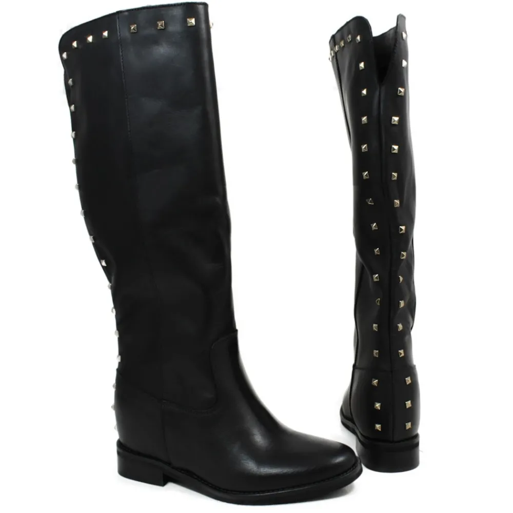 stivali_alti_con_zeppa_in_2-3.webp Stivali E Scarpe Con Zeppa | Stivali Invernali | Personal Stivali alti con zeppa interna e borchie piramidali "V14" - Pelle Nero