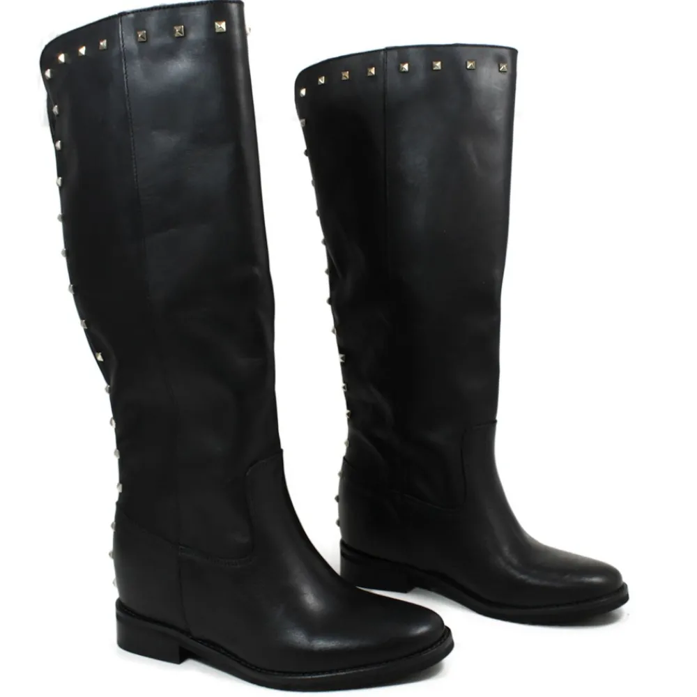 stivali_alti_con_zeppa_in_4-3.webp Stivali E Scarpe Con Zeppa | Stivali Invernali | Personal Stivali alti con zeppa interna e borchie piramidali "V14" - Pelle Nero