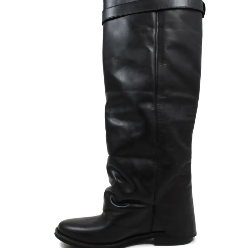 stivali_alti_con_zeppa_in_4.webp Stivali E Scarpe Con Zeppa | Stivali Invernali | Personal Stivali alti con zeppa interna e bavero risvolto "ALENA" - Pelle Nero