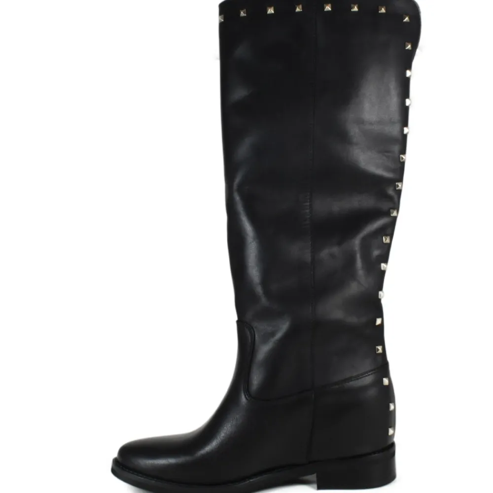 stivali_alti_con_zeppa_in_5-3.webp Stivali E Scarpe Con Zeppa | Stivali Invernali | Personal Stivali alti con zeppa interna e borchie piramidali "V14" - Pelle Nero