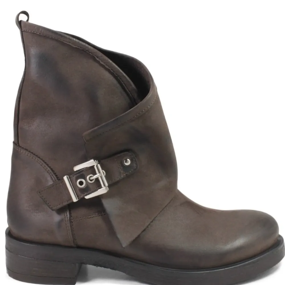 stivali_bassi_biker_boots_0-2.webp Stivali Invernali | Bikers Invernali | In Time Stivali Bassi Biker Boots Fibbia "MANTRA/B" - Testa di Moro TestadiMoro