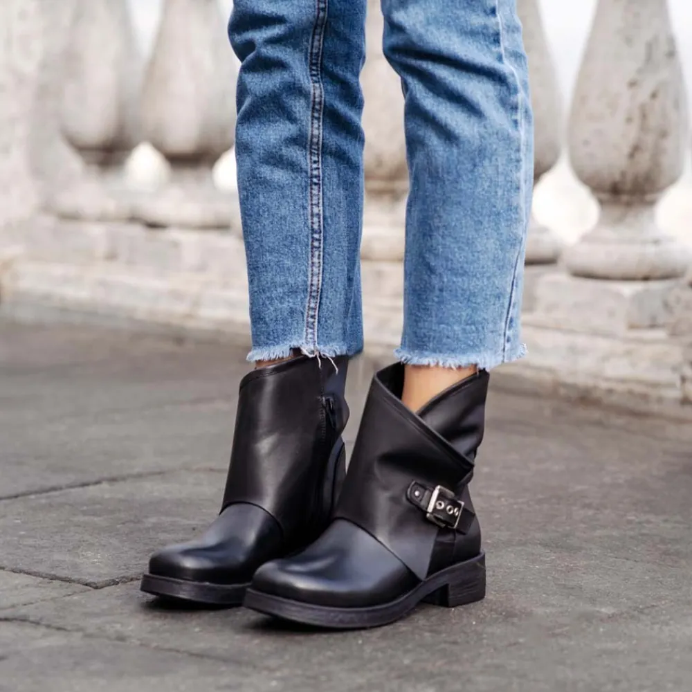 stivali_bassi_biker_boots_1-1.webp Stivali Invernali | Bikers Invernali | In Time Stivali Bassi Biker Boots Fibbia "MANTRA/B" - Pelle Nero