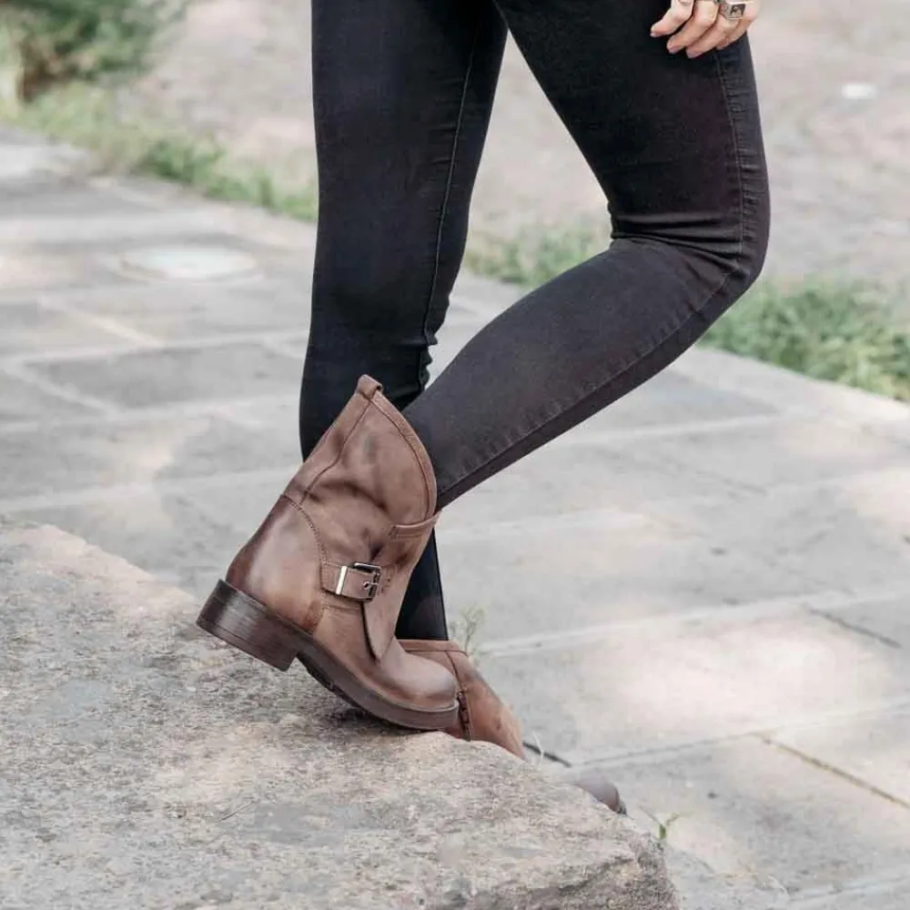 stivali_bassi_biker_boots_3-2.webp Stivali Invernali | Bikers Invernali | In Time Stivali Bassi Biker Boots Fibbia "MANTRA/B" - Testa di Moro TestadiMoro