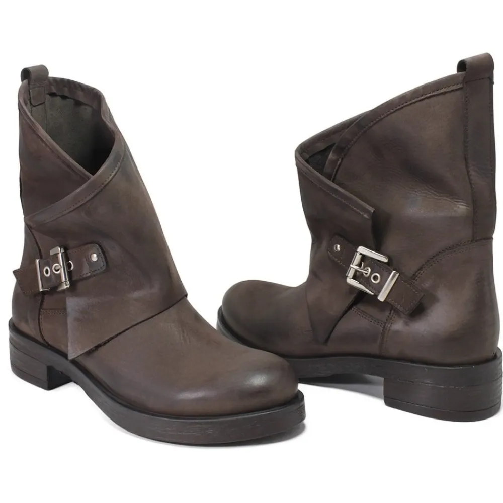 stivali_bassi_biker_boots_5-2.webp Stivali Invernali | Bikers Invernali | In Time Stivali Bassi Biker Boots Fibbia "MANTRA/B" - Testa di Moro TestadiMoro