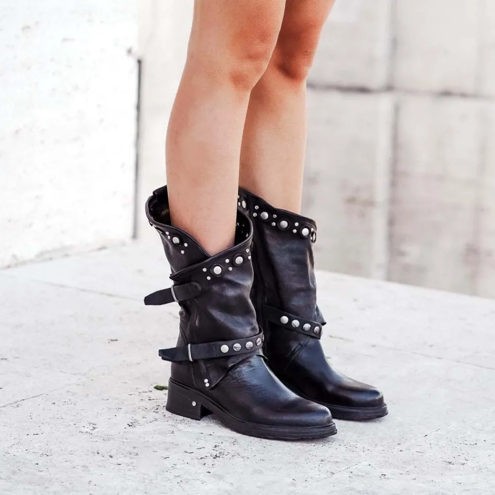 stivali_biker_boots_con_b_3-3.webp Stivali Invernali | Bikers Invernali | Personal Stivali Biker Boots con borchie e due cinturini "MAIRA" - Lavato Nero