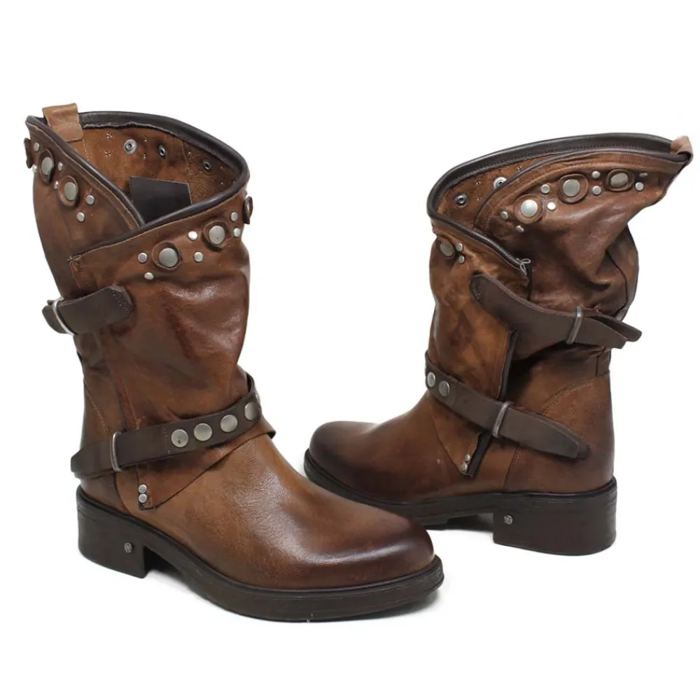 stivali_biker_boots_con_b_4-1.webp Stivali Invernali | Bikers Invernali | Personal Stivali Biker Boots con borchie e due cinturini "MAIRA" - Lavato Cuoio