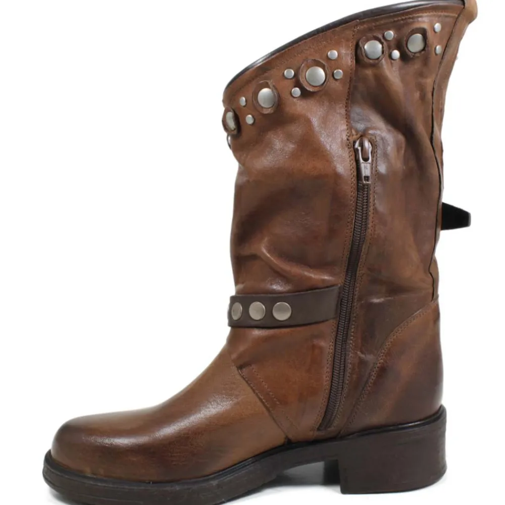 stivali_biker_boots_con_b_5-1.webp Stivali Invernali | Bikers Invernali | Personal Stivali Biker Boots con borchie e due cinturini "MAIRA" - Lavato Cuoio