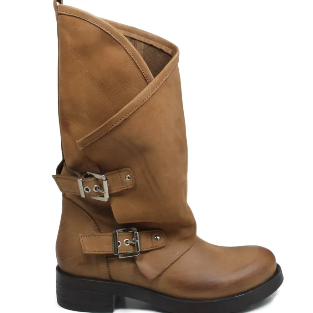 stivali_biker_boots_con_d_0-3.webp Stivali Invernali | Bikers Invernali | In Time Stivali Biker Boots con due fibbie "MANTRA/A" - Cuoio