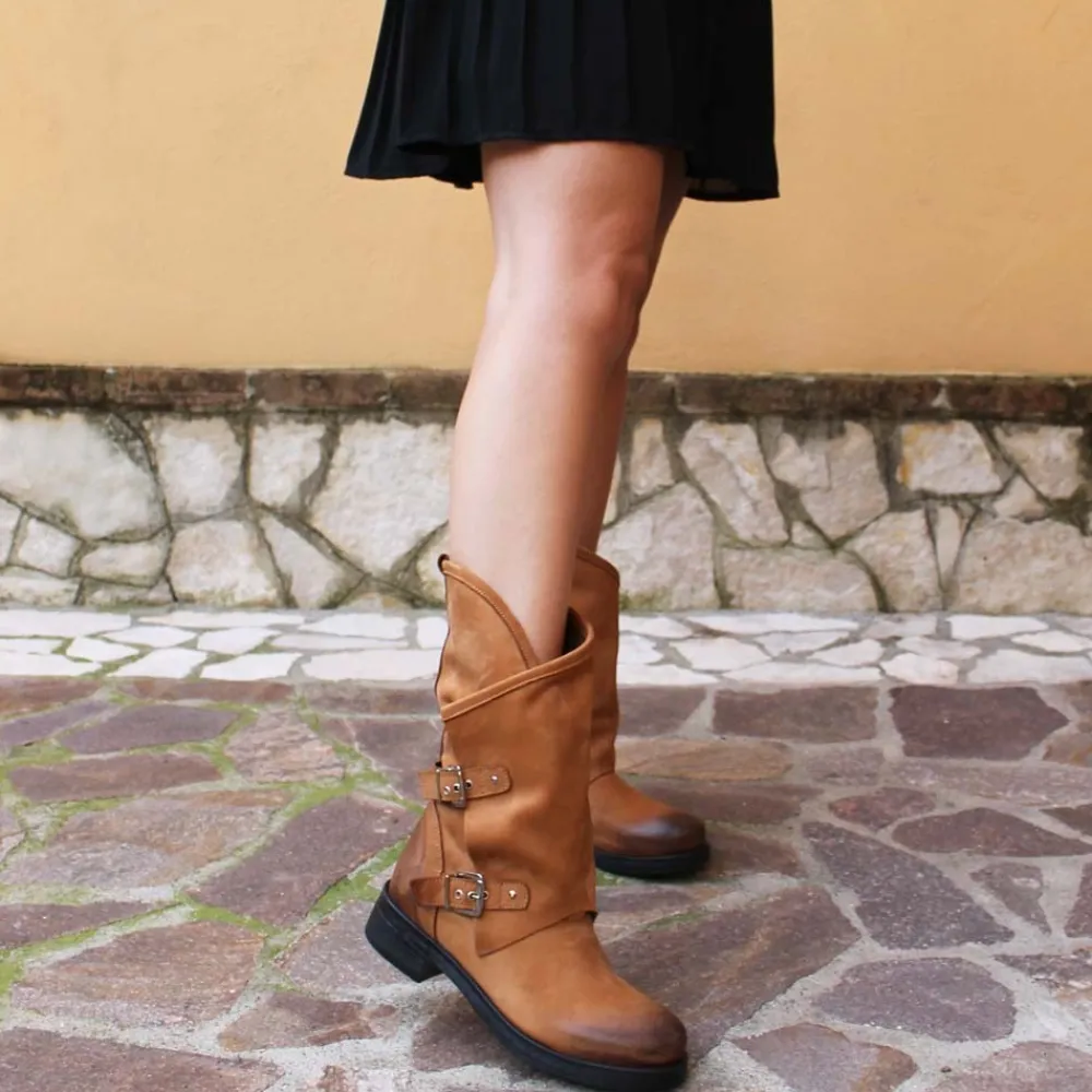 stivali_biker_boots_con_d_2-3.webp Stivali Invernali | Bikers Invernali | In Time Stivali Biker Boots con due fibbie "MANTRA/A" - Cuoio