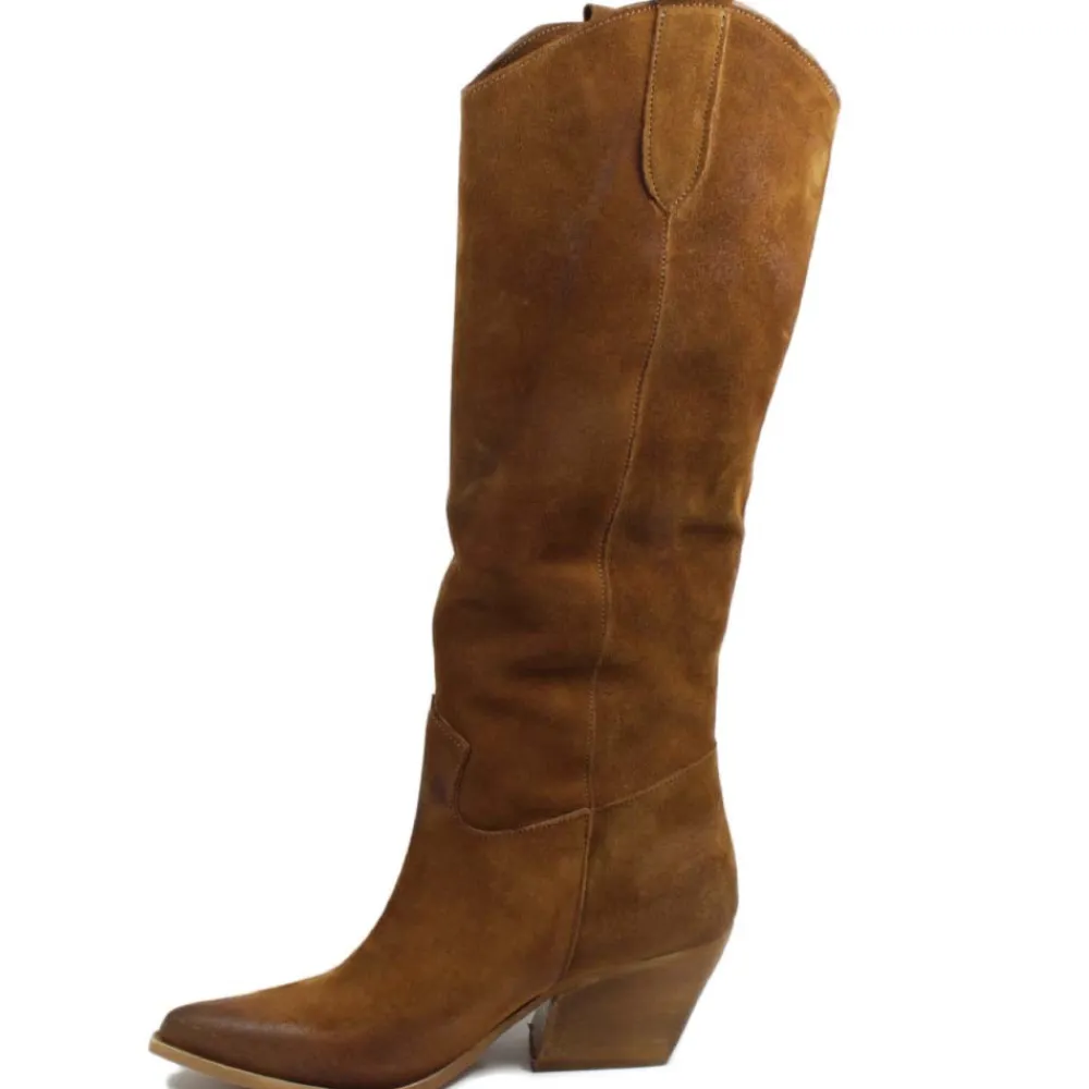 stivali_camperos_alti_in__2-1.webp Stivali Con Tacco | Stivali Estivi | Personal Stivali Camperos Alti in Pelle Scamosciata "PAM" - Cuoio