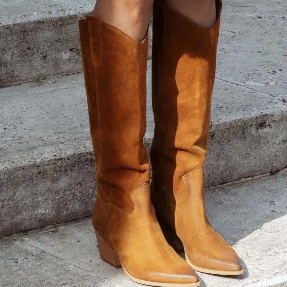 stivali_camperos_alti_in__3-1.webp Stivali Con Tacco | Stivali Estivi | Personal Stivali Camperos Alti in Pelle Scamosciata "PAM" - Cuoio