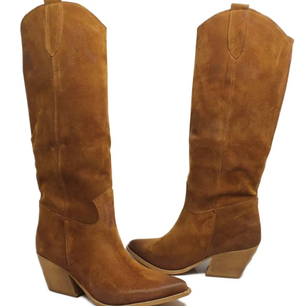 stivali_camperos_alti_in__4-1.webp Stivali Con Tacco | Stivali Estivi | Personal Stivali Camperos Alti in Pelle Scamosciata "PAM" - Cuoio