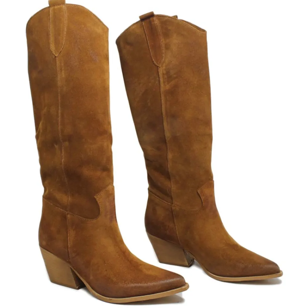 stivali_camperos_alti_in__5-1.webp Stivali Con Tacco | Stivali Estivi | Personal Stivali Camperos Alti in Pelle Scamosciata "PAM" - Cuoio