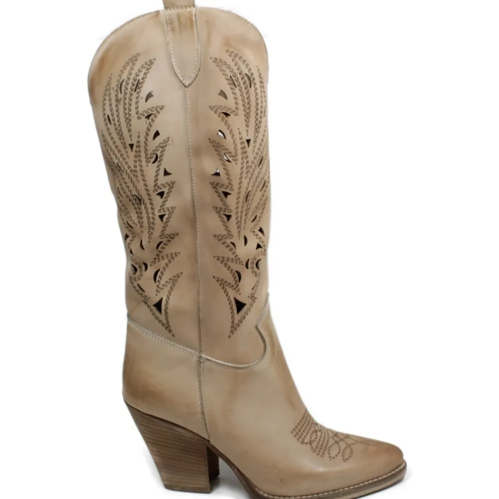 stivali_camperos_alti_las_0.webp Stivali Con Tacco | Stivali Estivi | Personal Stivali Camperos Alti Laserati con tacco "Samy" - Taupe