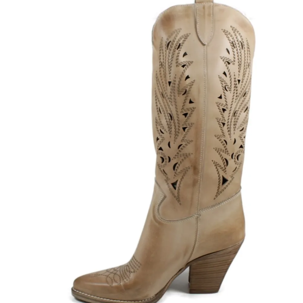 stivali_camperos_alti_las_1.webp Stivali Con Tacco | Stivali Estivi | Personal Stivali Camperos Alti Laserati con tacco "Samy" - Taupe