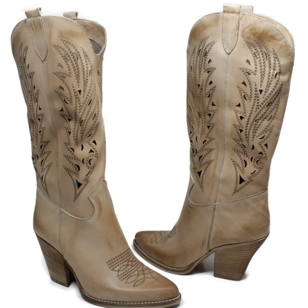 stivali_camperos_alti_las_3.webp Stivali Con Tacco | Stivali Estivi | Personal Stivali Camperos Alti Laserati con tacco "Samy" - Taupe