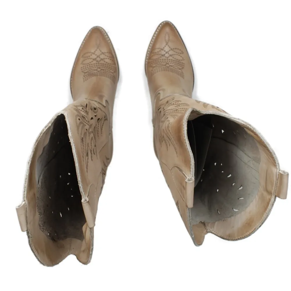 stivali_camperos_alti_las_5.webp Stivali Con Tacco | Stivali Estivi | Personal Stivali Camperos Alti Laserati con tacco "Samy" - Taupe