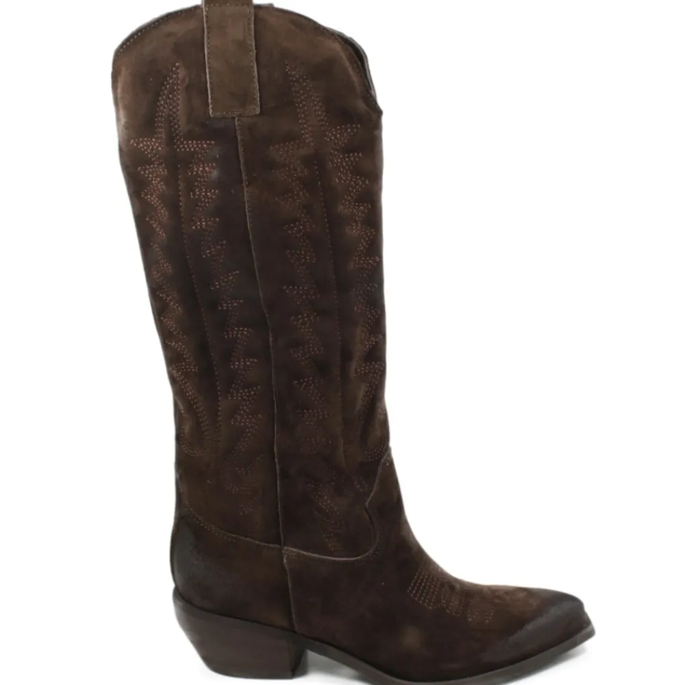 stivali_camperos_texani_c_0-2.webp Stivali Con Tacco | Stivali Texani | In Time Stivali Camperos Texani con Ricamo Imbottito "PAULA" - Camoscio Marrone TestadiMoro