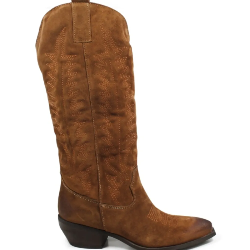 stivali_camperos_texani_c_0-3.webp Stivali Con Tacco | Stivali Texani | In Time Stivali Camperos Texani con Ricamo Imbottito "PAULA" - Camoscio Cuoio