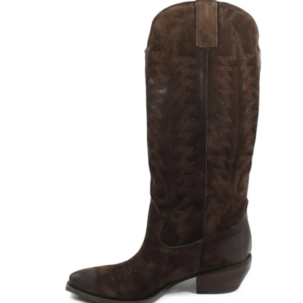 stivali_camperos_texani_c_2-2.webp Stivali Con Tacco | Stivali Texani | In Time Stivali Camperos Texani con Ricamo Imbottito "PAULA" - Camoscio Marrone TestadiMoro