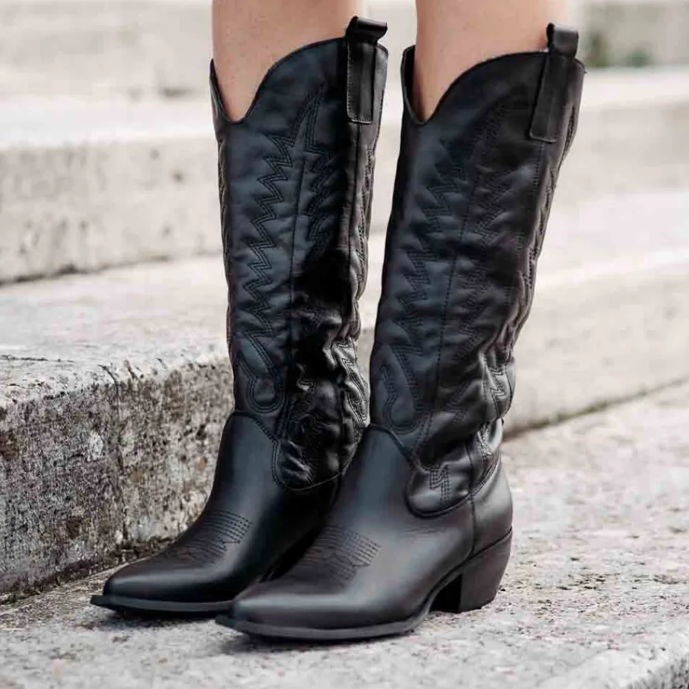 stivali_camperos_texani_c_3-1.webp Stivali Con Tacco | Stivali Texani | In Time Stivali Camperos Texani con Ricamo Imbottito "PAULA" - Pelle Nero