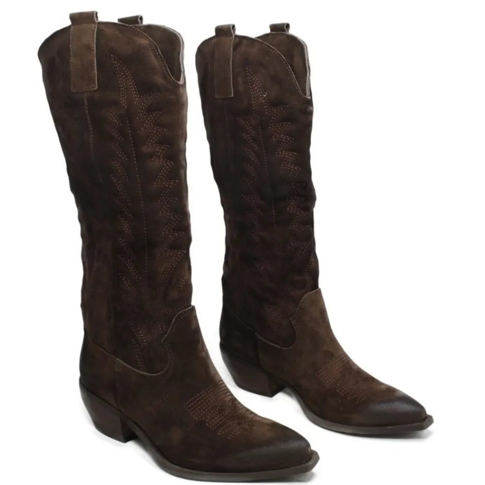 stivali_camperos_texani_c_4-2.webp Stivali Con Tacco | Stivali Texani | In Time Stivali Camperos Texani con Ricamo Imbottito "PAULA" - Camoscio Marrone TestadiMoro