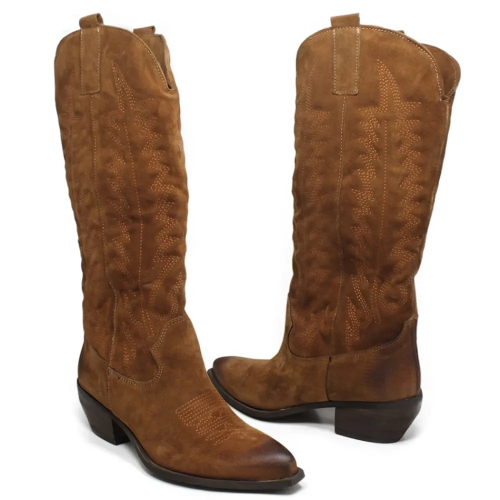 stivali_camperos_texani_c_4-3.webp Stivali Con Tacco | Stivali Texani | In Time Stivali Camperos Texani con Ricamo Imbottito "PAULA" - Camoscio Cuoio