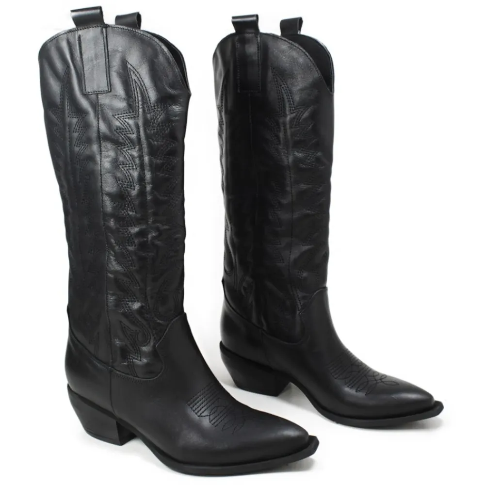 stivali_camperos_texani_c_5-1.webp Stivali Con Tacco | Stivali Texani | In Time Stivali Camperos Texani con Ricamo Imbottito "PAULA" - Pelle Nero