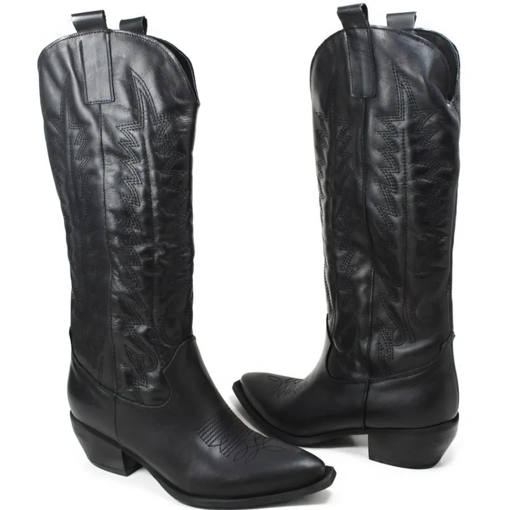 stivali_camperos_texani_c_6-1.webp Stivali Con Tacco | Stivali Texani | In Time Stivali Camperos Texani con Ricamo Imbottito "PAULA" - Pelle Nero