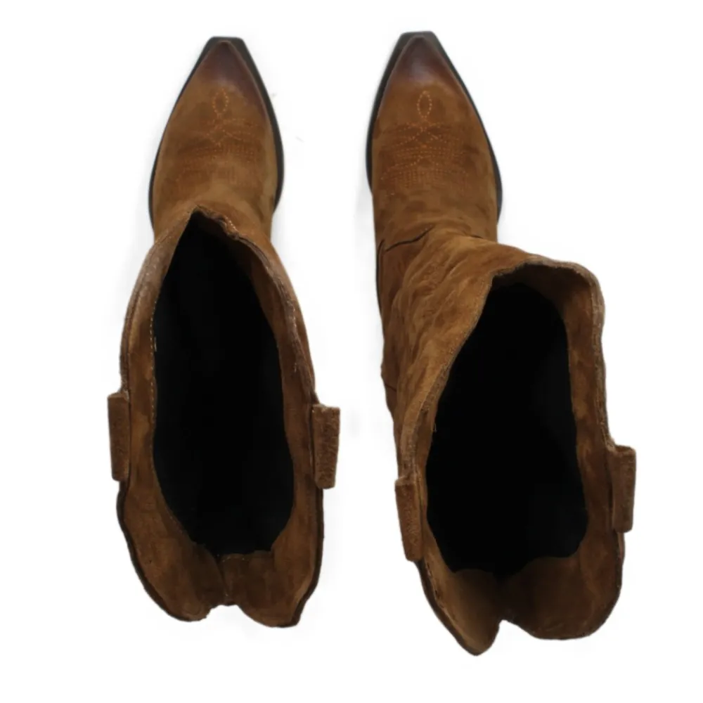 stivali_camperos_texani_c_6-3.webp Stivali Con Tacco | Stivali Texani | In Time Stivali Camperos Texani con Ricamo Imbottito "PAULA" - Camoscio Cuoio