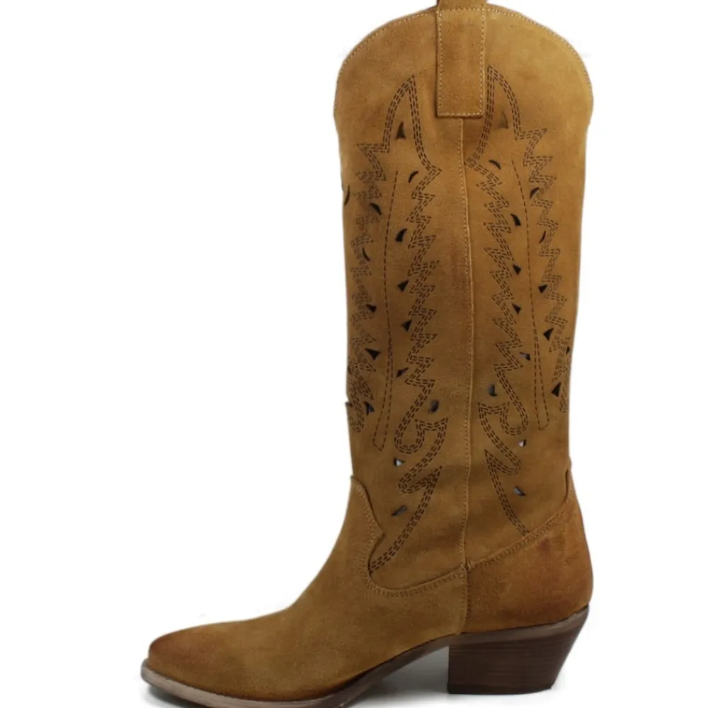 stivali_camperos_texani_t_1.webp Stivali Con Tacco | Stivali Estivi | In Time Stivali Camperos Texani Traforati a Laser "JULIA" - Camoscio Cuoio