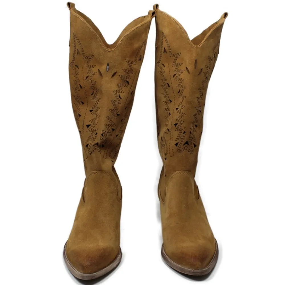 stivali_camperos_texani_t_5.webp Stivali Con Tacco | Stivali Estivi | In Time Stivali Camperos Texani Traforati a Laser "JULIA" - Camoscio Cuoio