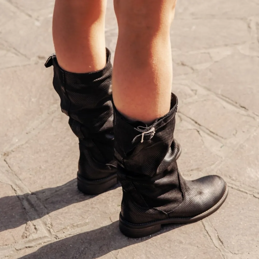 stivali_estivi_traforati__2-5.webp Stivali Estivi | Bikers Estivi | In Time Stivali Estivi Traforati Arricciati "BIK/M" - Nabuk Nero