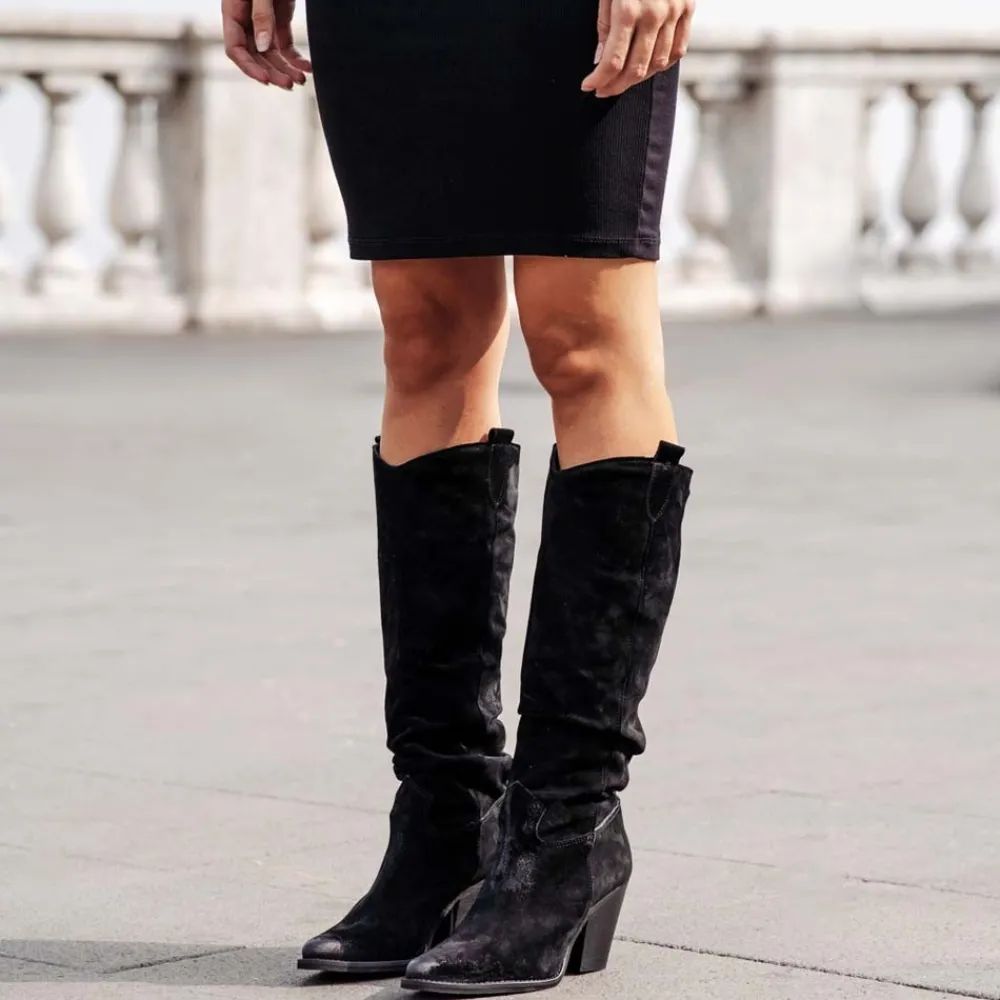 stivali_texani_camperos_a_1-2.webp Stivali Con Tacco | Stivali Texani | Personal Stivali Texani Camperos Arricciati con tacco "EMILY" - Camoscio Nero