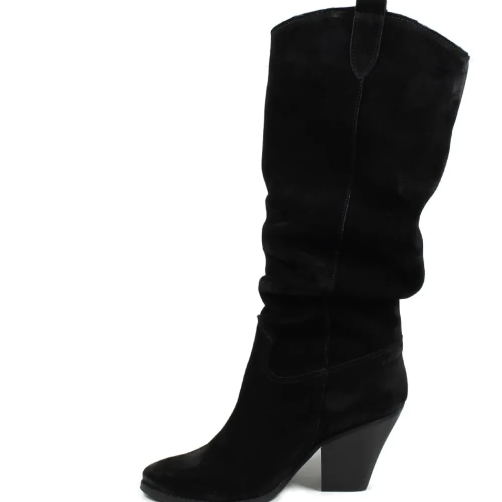 stivali_texani_camperos_a_2-2.webp Stivali Con Tacco | Stivali Texani | Personal Stivali Texani Camperos Arricciati con tacco "EMILY" - Camoscio Nero