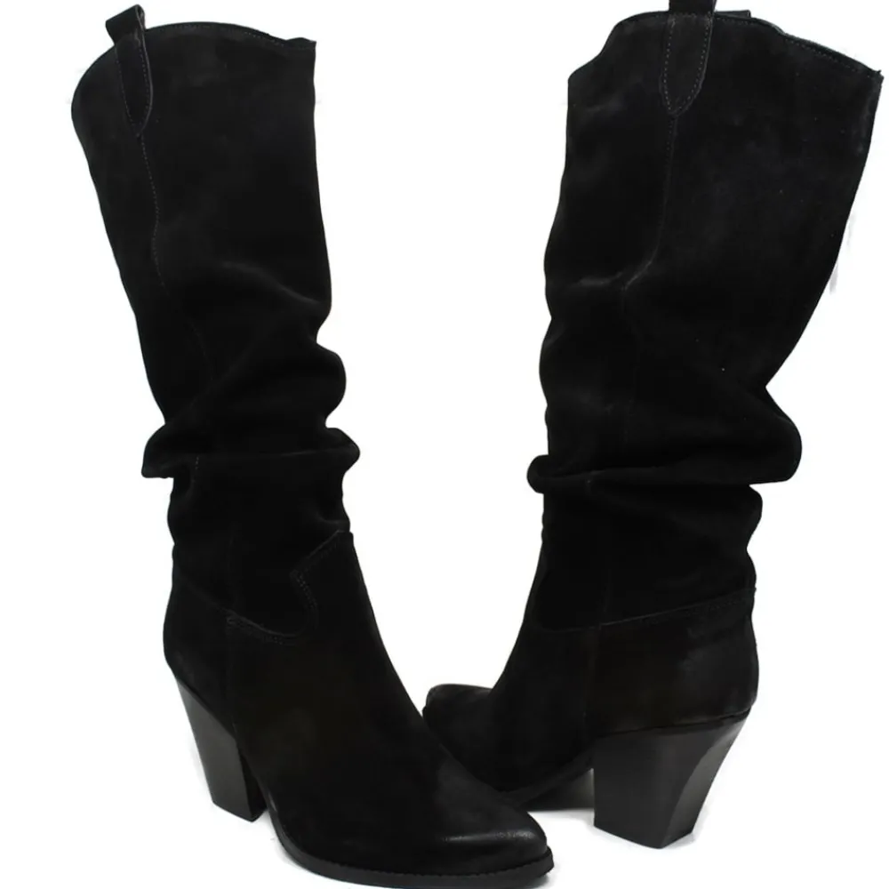 stivali_texani_camperos_a_4-2.webp Stivali Con Tacco | Stivali Texani | Personal Stivali Texani Camperos Arricciati con tacco "EMILY" - Camoscio Nero