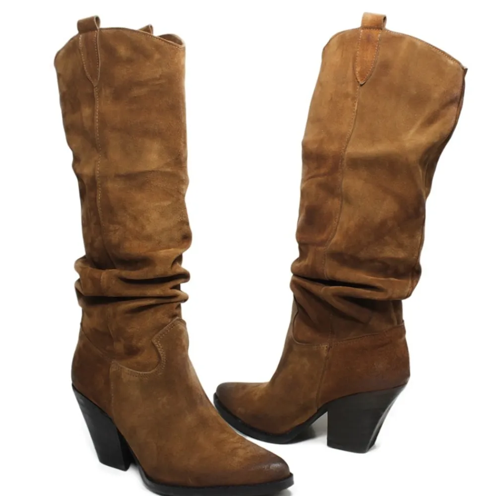 stivali_texani_camperos_a_4.webp Stivali Con Tacco | Stivali Texani | Personal Stivali Texani Camperos Arricciati con tacco "EMILY" - Camoscio Cuoio