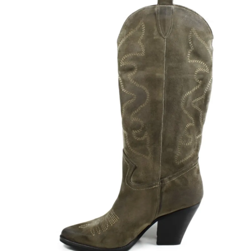 stivali_texani_camperos_r_2-1.webp Stivali Con Tacco | Stivali Texani | Personal Stivali Texani Camperos Ricamati con tacco "Leyla" - Camoscio Taupe