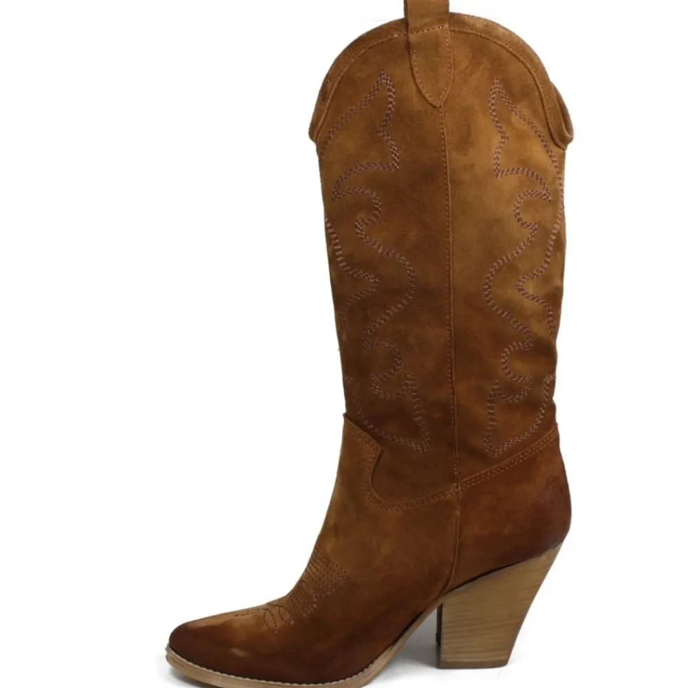 stivali_texani_camperos_r_2-3.webp Stivali Con Tacco | Stivali Texani | Personal Stivali Texani Camperos Ricamati con tacco "Leyla" - Camoscio Cuoio