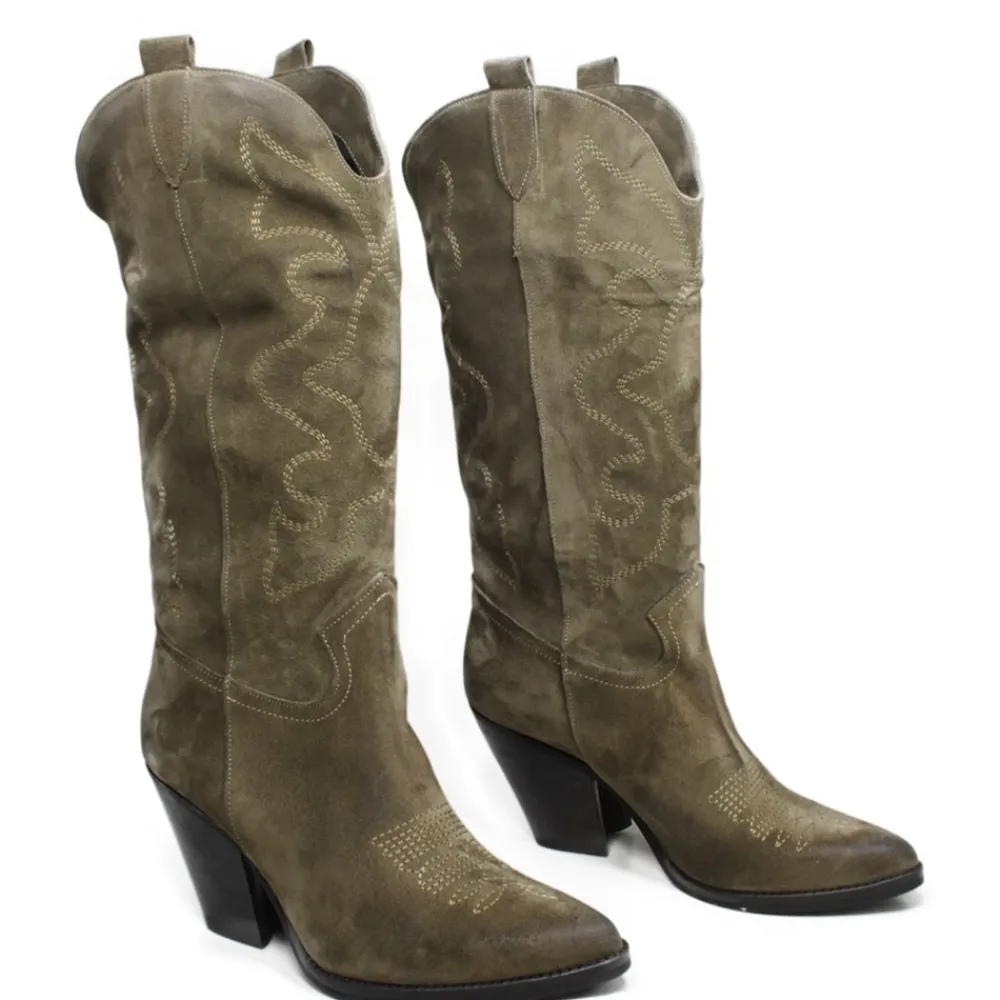 stivali_texani_camperos_r_3-1.webp Stivali Con Tacco | Stivali Texani | Personal Stivali Texani Camperos Ricamati con tacco "Leyla" - Camoscio Taupe