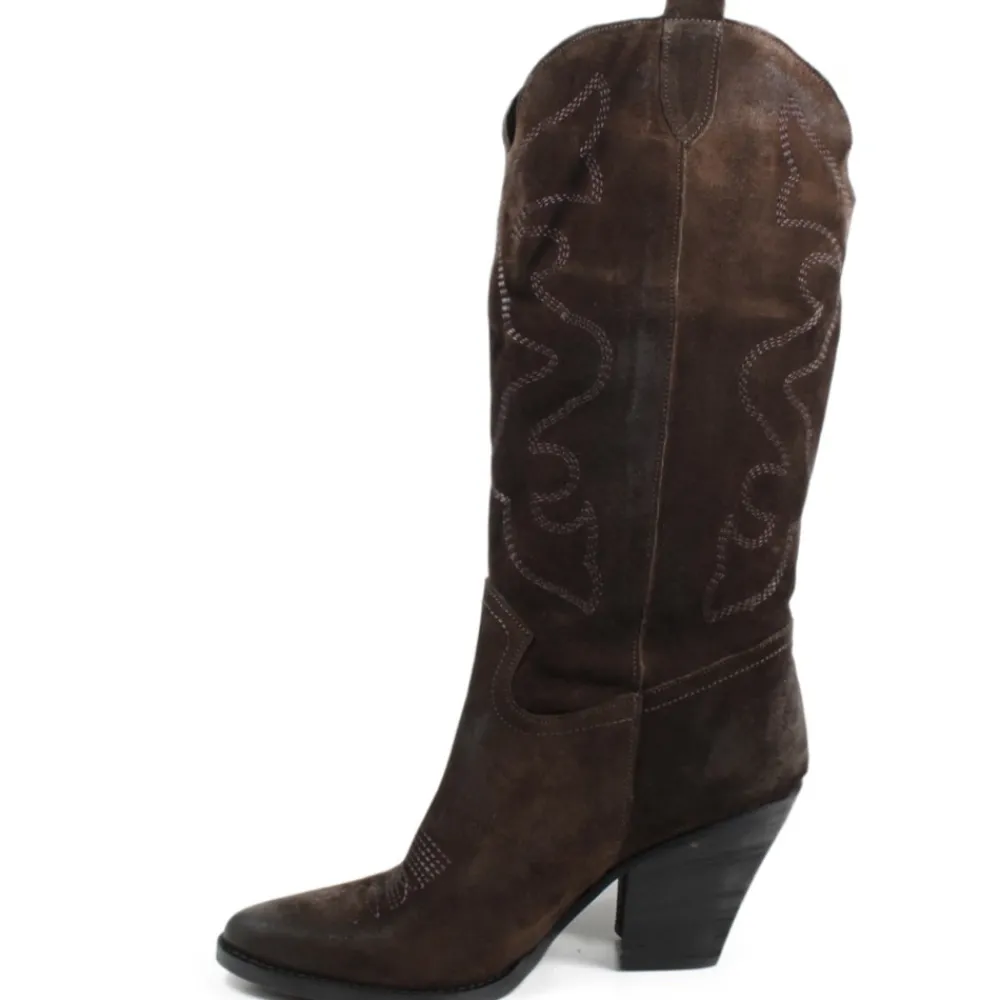 stivali_texani_camperos_r_3-2.webp Stivali Con Tacco | Stivali Texani | Personal Stivali Texani Camperos Ricamati con tacco "Leyla" - Camoscio Testa di Moro TestadiMoro