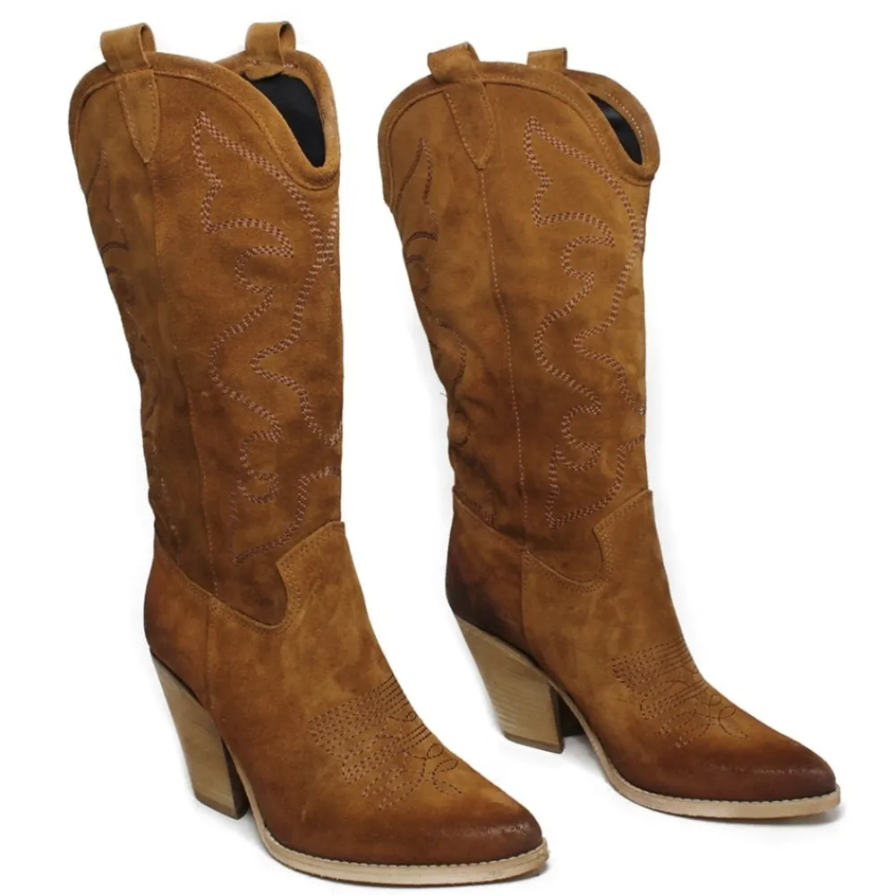 stivali_texani_camperos_r_3-3.webp Stivali Con Tacco | Stivali Texani | Personal Stivali Texani Camperos Ricamati con tacco "Leyla" - Camoscio Cuoio