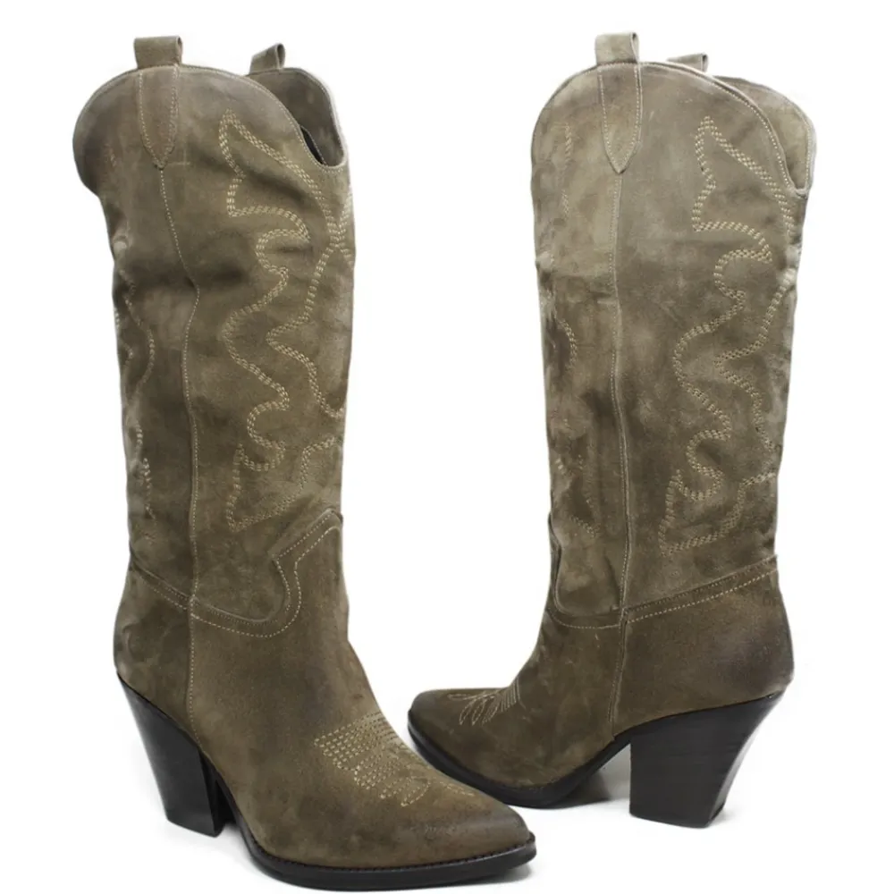 stivali_texani_camperos_r_4-1.webp Stivali Con Tacco | Stivali Texani | Personal Stivali Texani Camperos Ricamati con tacco "Leyla" - Camoscio Taupe