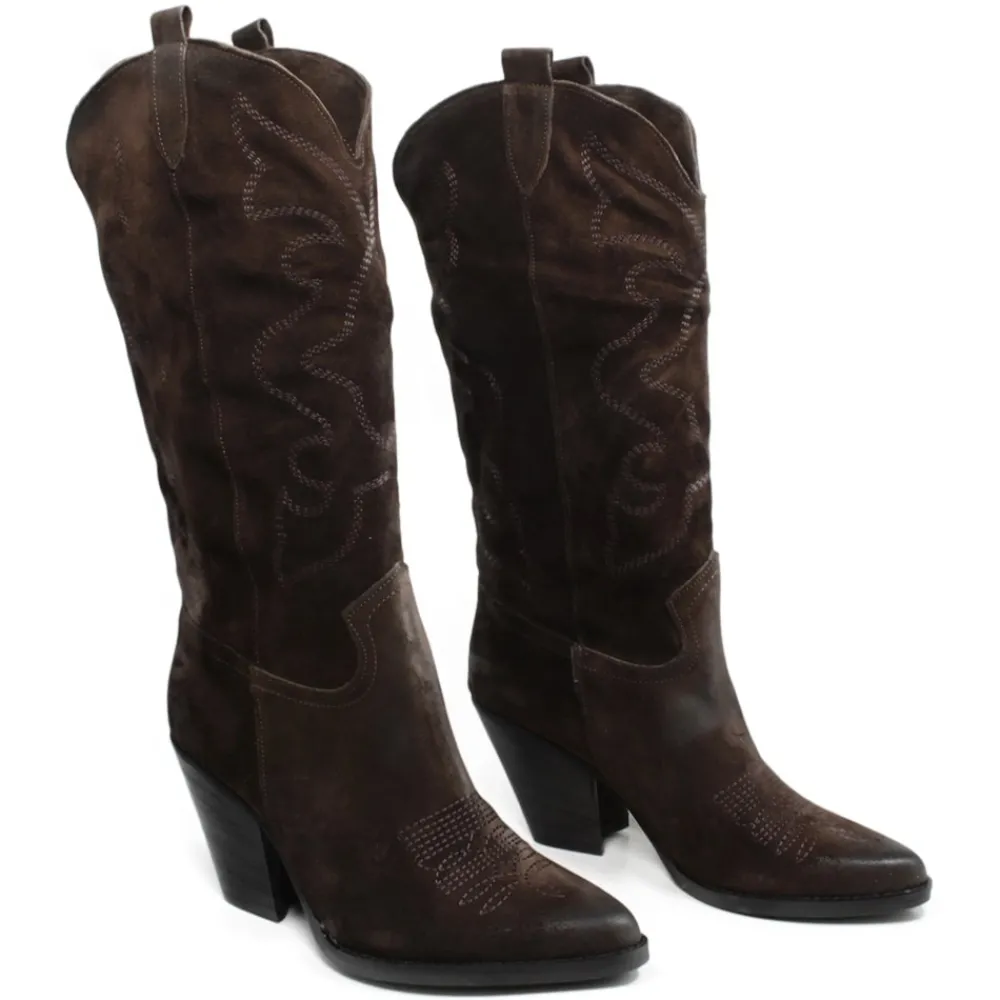 stivali_texani_camperos_r_4-2.webp Stivali Con Tacco | Stivali Texani | Personal Stivali Texani Camperos Ricamati con tacco "Leyla" - Camoscio Testa di Moro TestadiMoro