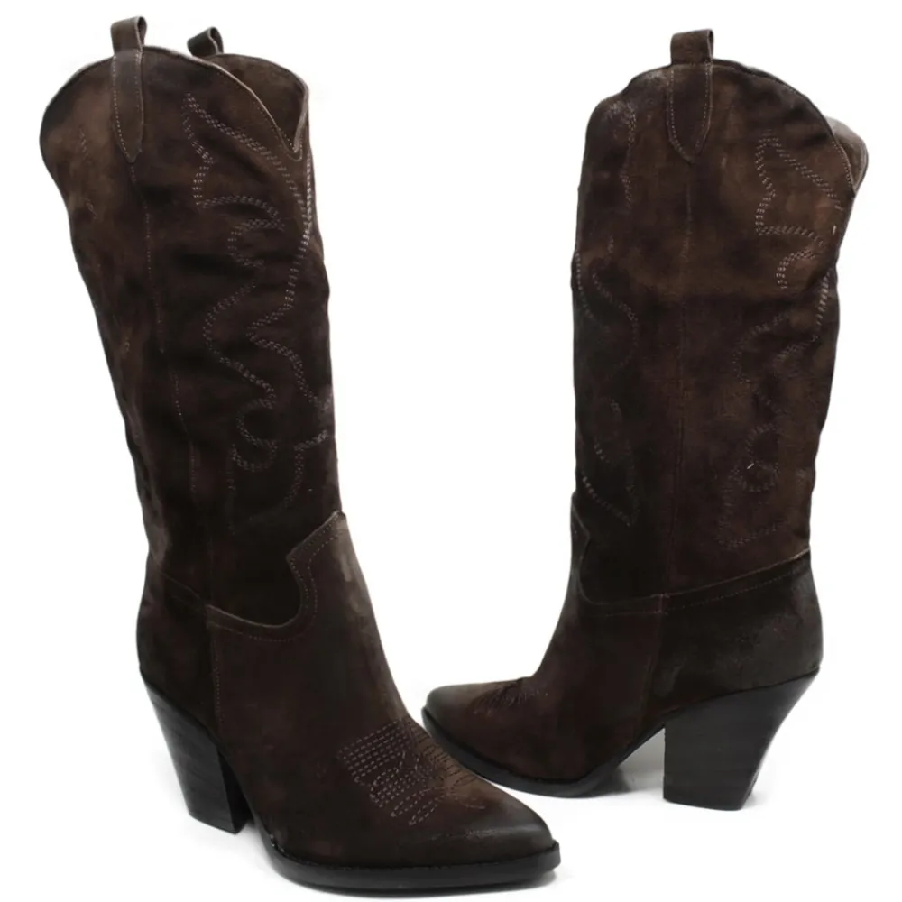 stivali_texani_camperos_r_5-2.webp Stivali Con Tacco | Stivali Texani | Personal Stivali Texani Camperos Ricamati con tacco "Leyla" - Camoscio Testa di Moro TestadiMoro