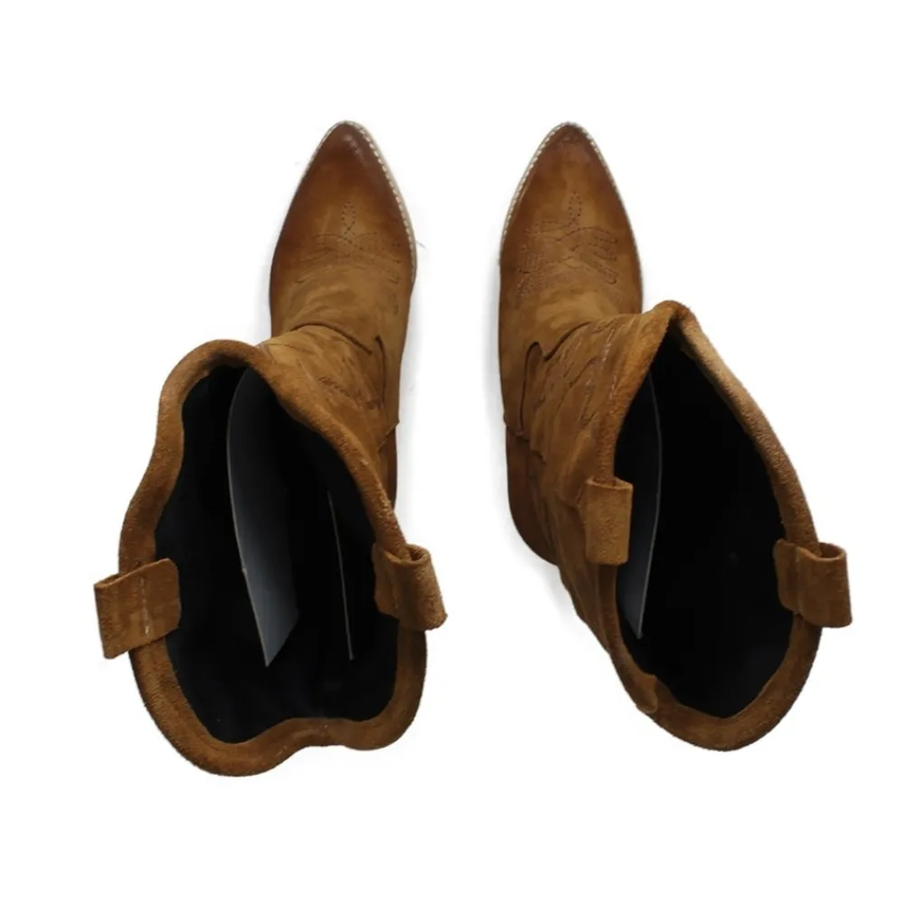 stivali_texani_camperos_r_6-2.webp Stivali Con Tacco | Stivali Texani | Personal Stivali Texani Camperos Ricamati con tacco "Leyla" - Camoscio Cuoio