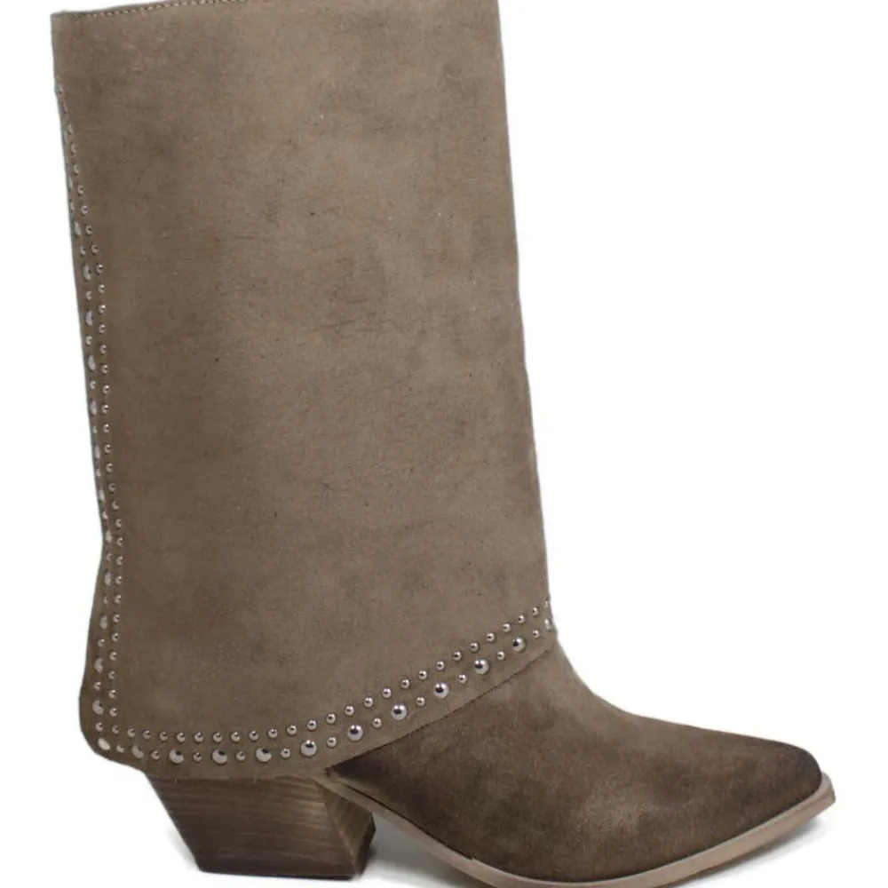 stivali_texani_estivi_con_0-1.webp Stivali Con Tacco | Stivali Estivi | Personal Stivali Texani Estivi con Bavero Risvolto e Borchie "Dayane" - Camoscio Taupe