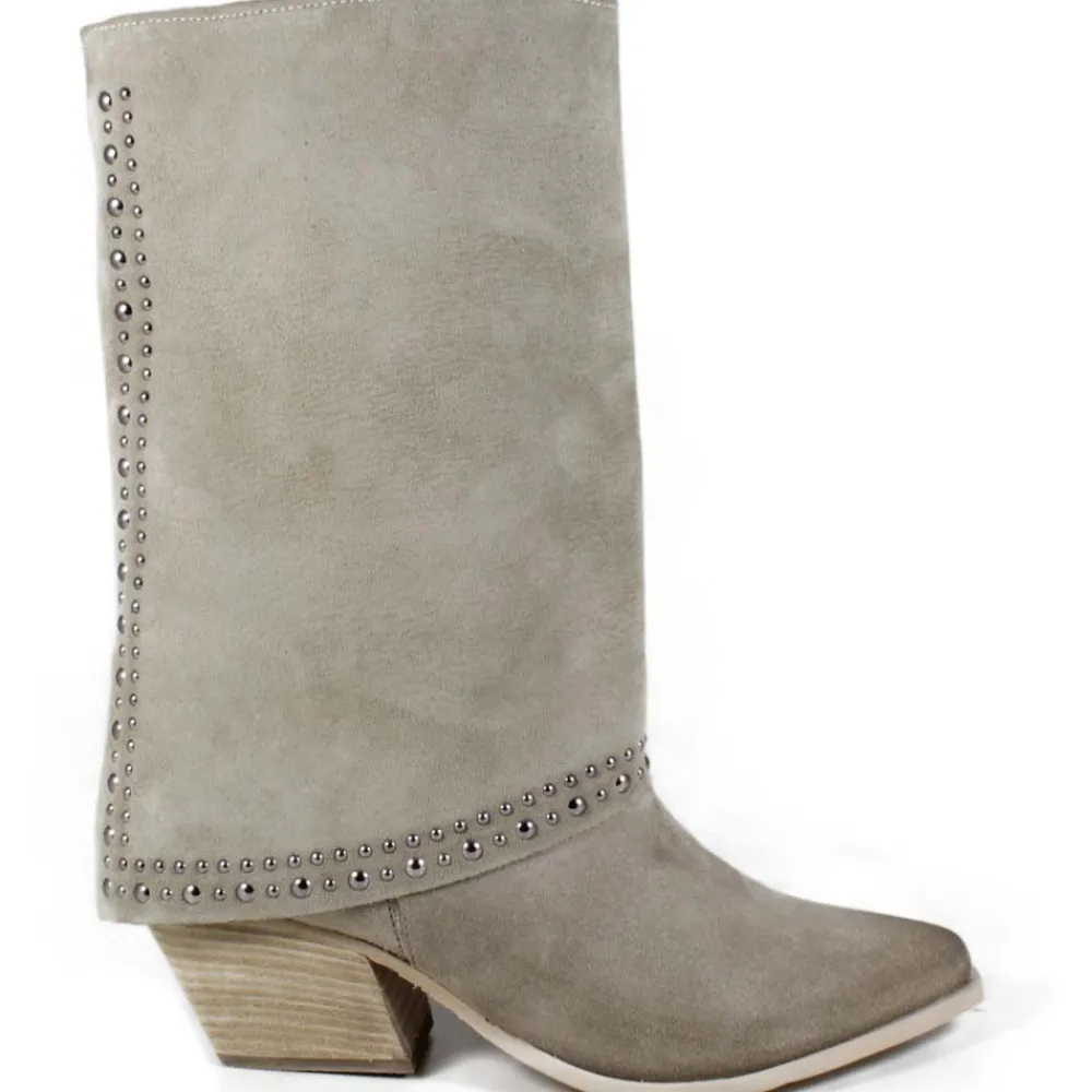 stivali_texani_estivi_con_0.webp Stivali Con Tacco | Stivali Estivi | Personal Stivali Texani Estivi con Bavero Risvolto e Borchie "Dayane" - Camoscio Beige