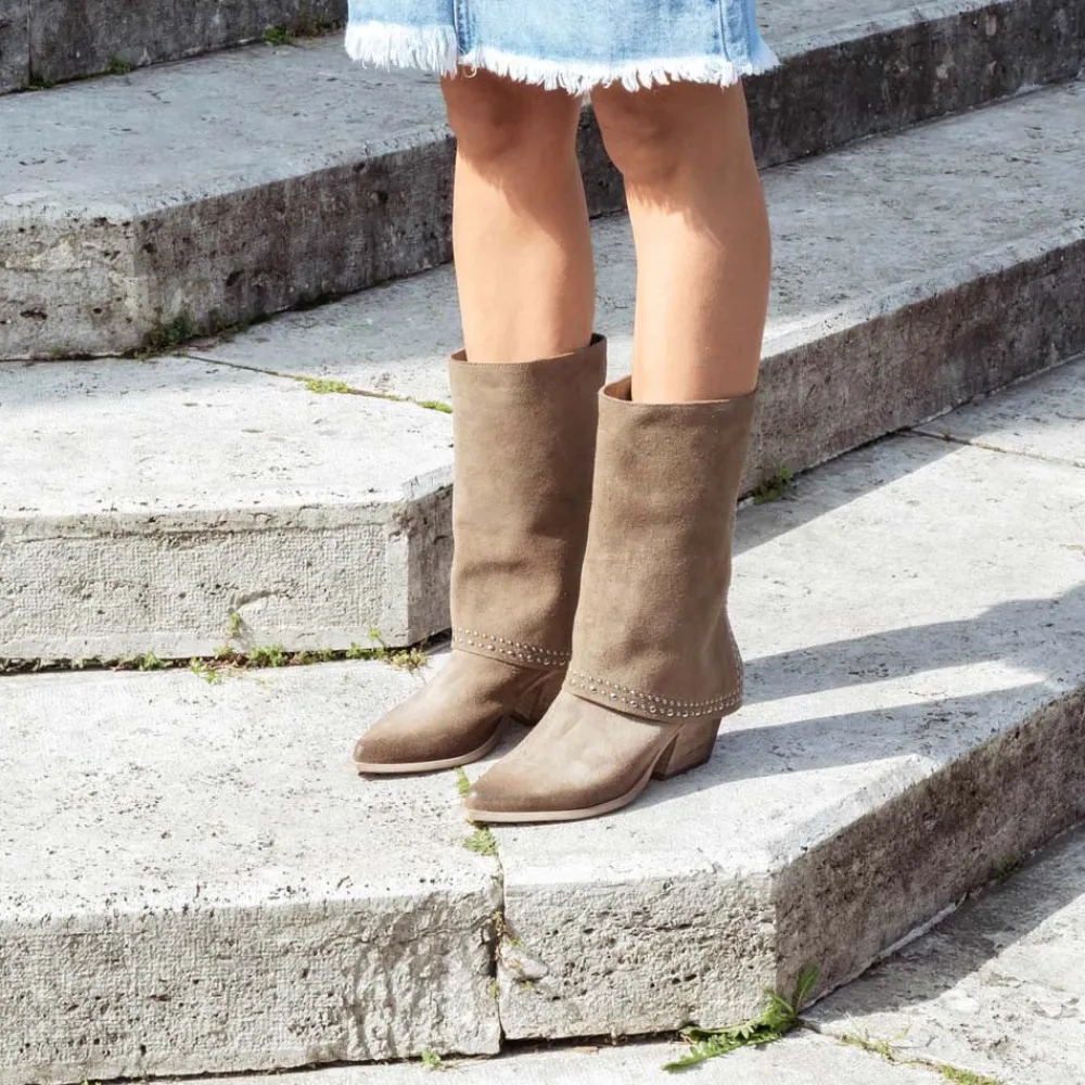 stivali_texani_estivi_con_1-1.webp Stivali Con Tacco | Stivali Estivi | Personal Stivali Texani Estivi con Bavero Risvolto e Borchie "Dayane" - Camoscio Taupe